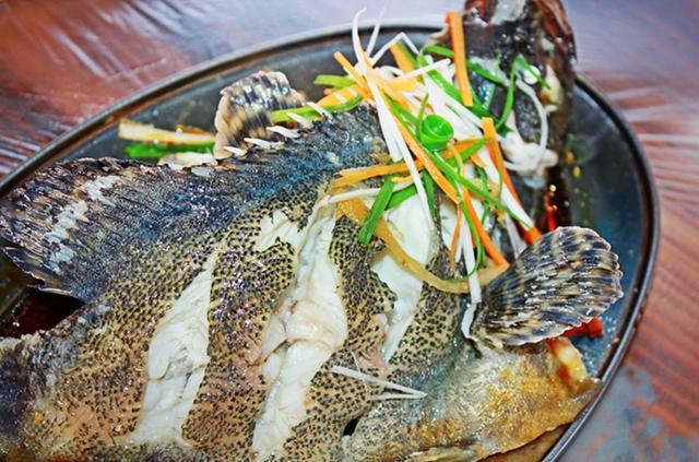 三亚本地人最爱的海鲜广场:火车头万人海鲜广场吃海鲜攻略