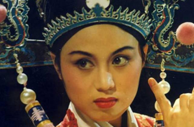 她是国家一级演员,曾经5次登上春晚,如今嫁小15岁鲜肉很幸福!