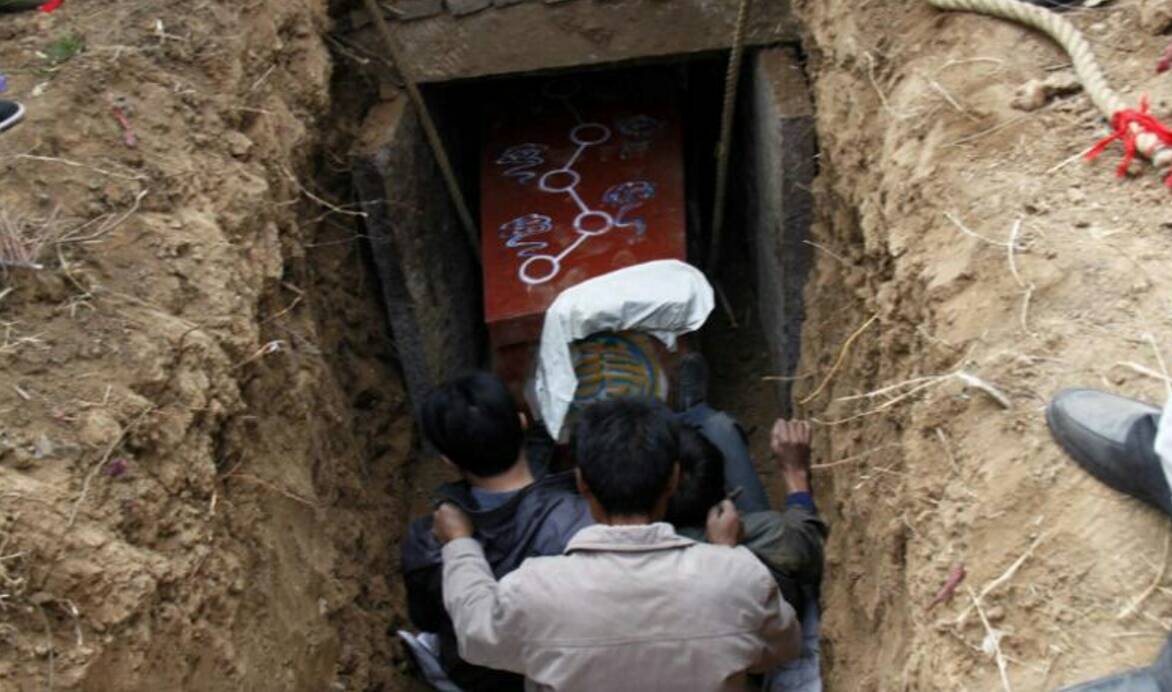 爷爷刚下葬孙女说爷爷还活着挖开棺材眼角泛红