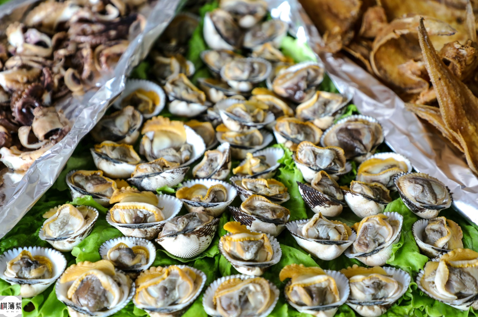 赔卖?海鲜宴满满一大桌仅千元,7种贝类大螃蟹10只