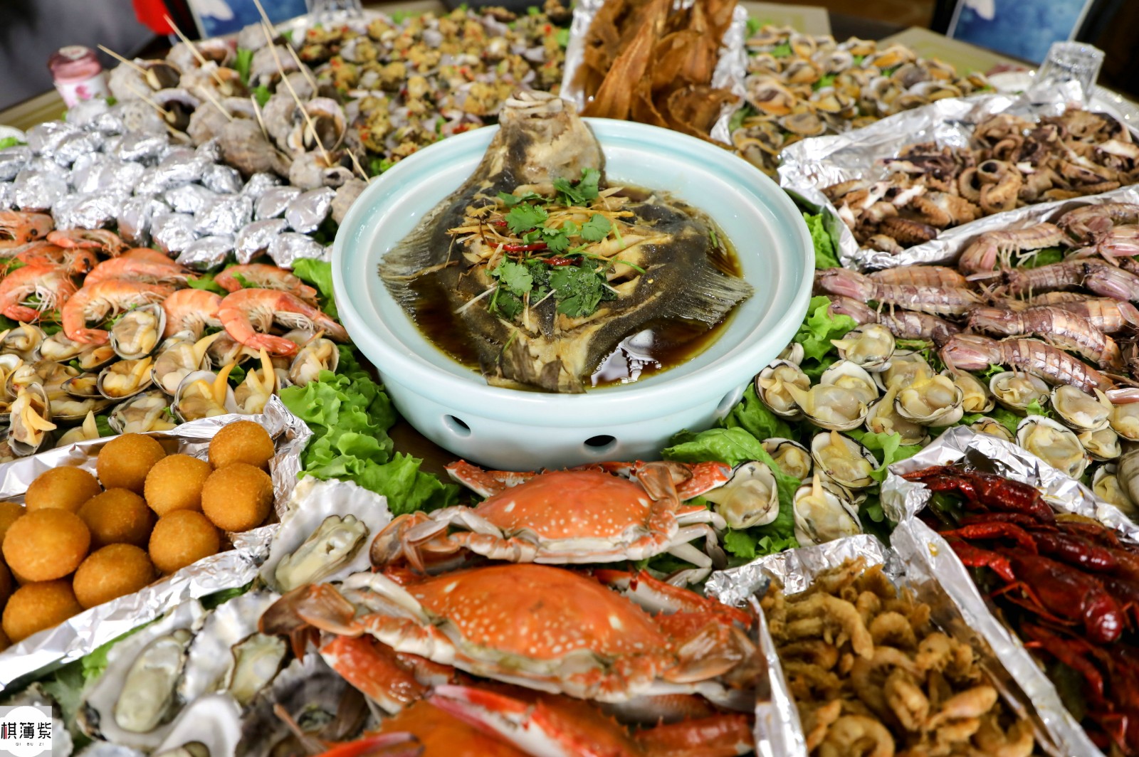 赔卖?海鲜宴满满一大桌仅千元,7种贝类大螃蟹10只