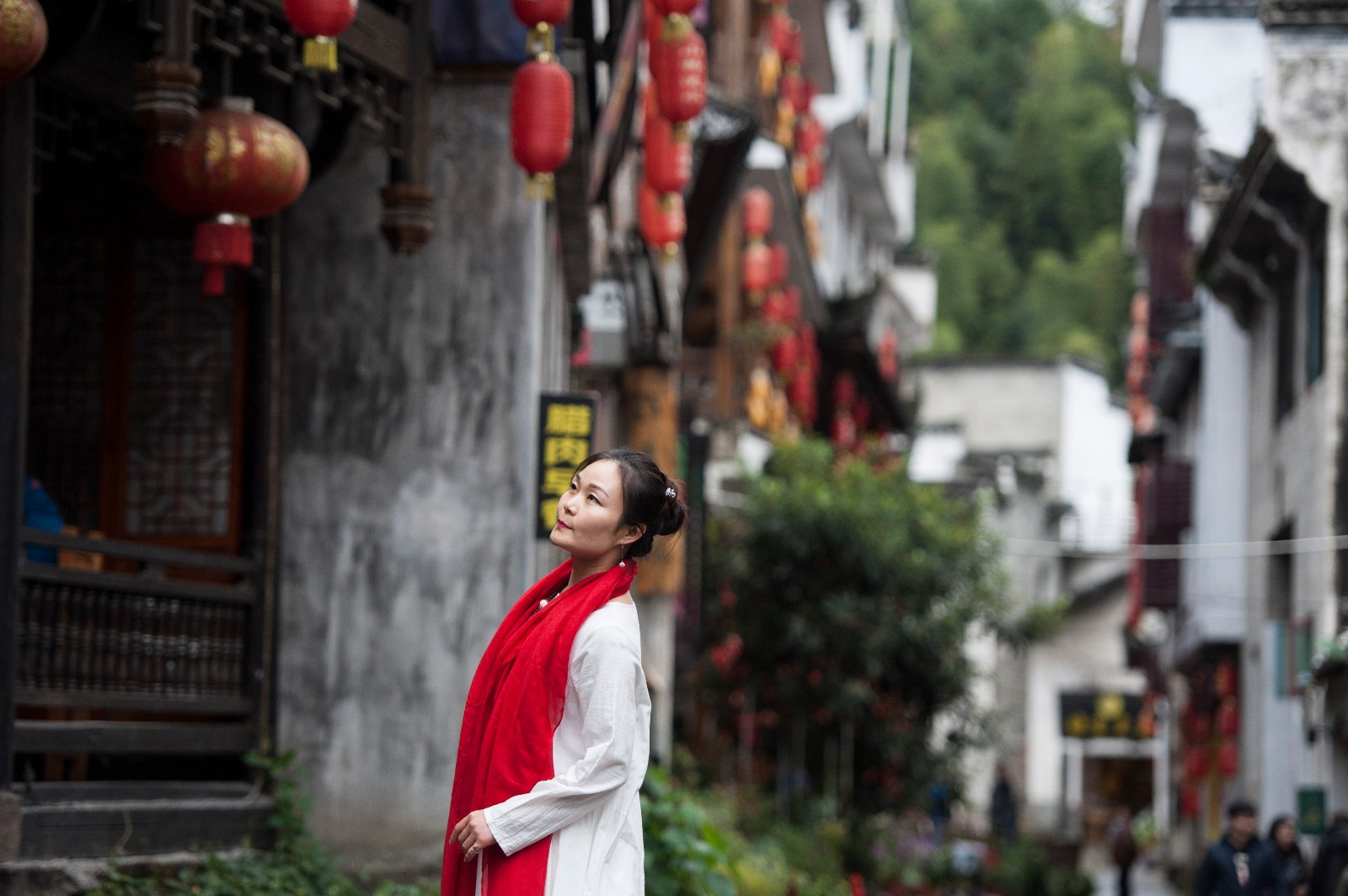 江西婺源:游客在李坑古村落秀美