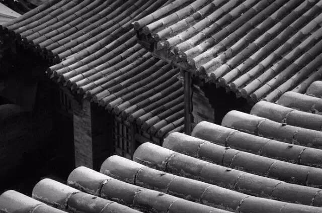 灰瓦参差洁白墙,朱红大门檐飞扬