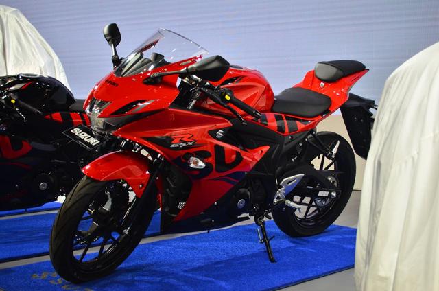与雅马哈 yzf-r15或者本田cbr150r相比,gsx-r150的重量最轻.