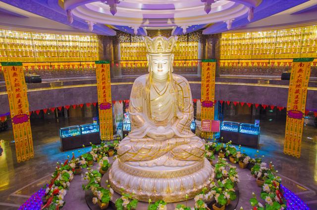 弘愿堂"底层,大厅中央陈列有汉白玉地藏菩萨的莲花雕塑,我亟不可待的