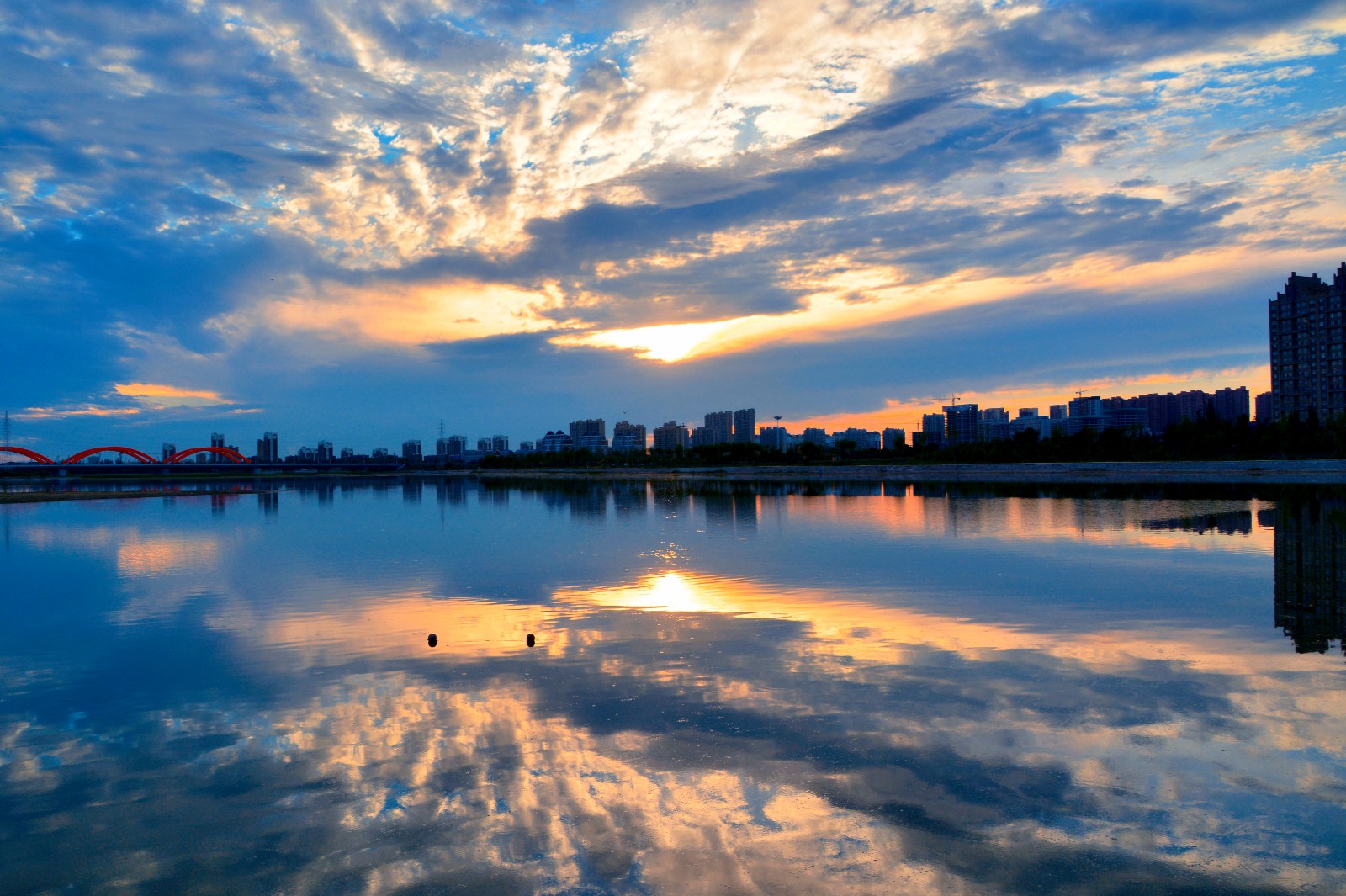 慈悲喜舍,已经化作漫天的云霞,那么温润,拍于通辽市辽河公园