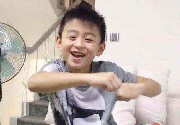 张柏芝俩儿子近照,一个像谢霆锋,一个不像,网友:知道孝敬就好