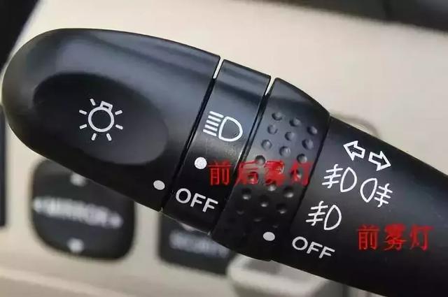 交警怒斥:暴雨天开双闪灯的人,根本就不懂开车!-新浪汽车