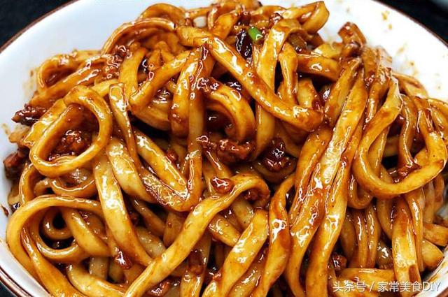 秘制家常炸酱面面条筋道入味色泽诱人香喷喷好吃到舔光盘