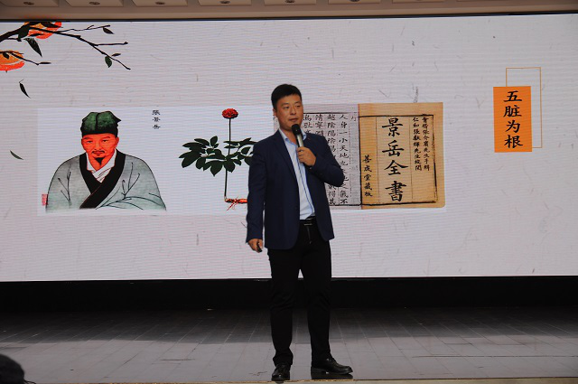 袁辉老师小儿推拿万里行西安站做精彩授课