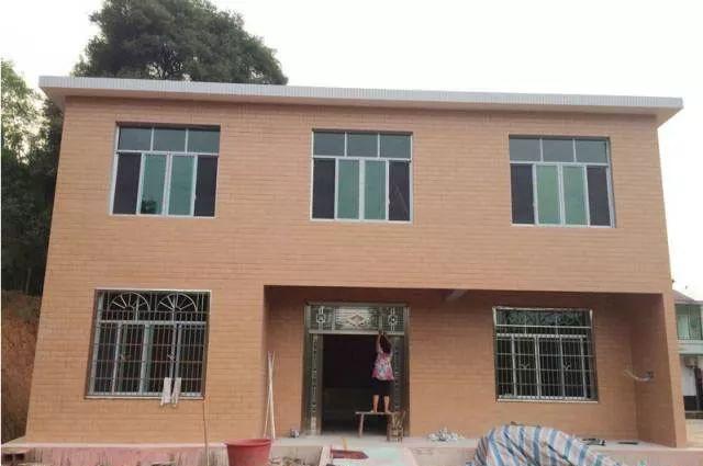 农村小伙18万建起两层自建房, 村里人都说小伙真能干!