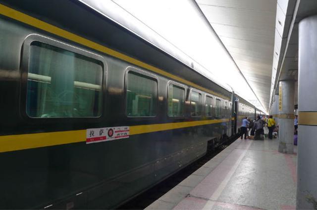 火车每次进站时,乘务员为什么要锁住厕所?看完才知其中"猫腻"