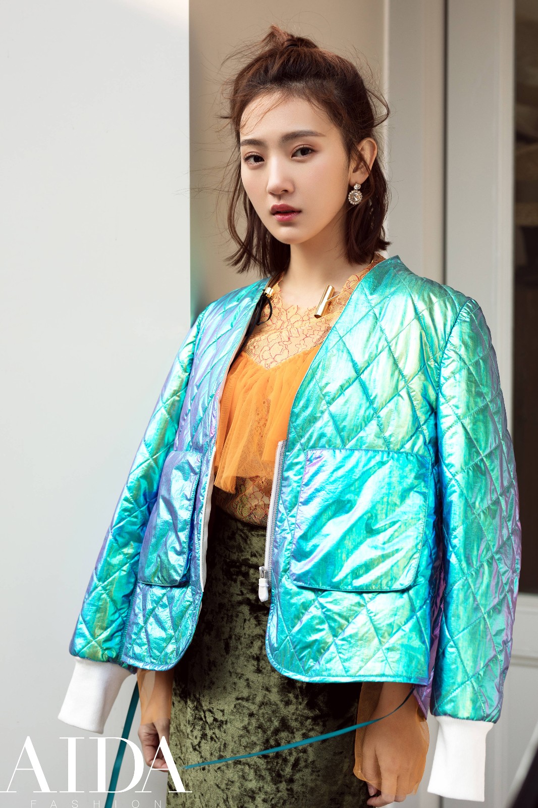 《双世宠妃2》孙艺宁时尚街拍 初春穿搭潮范儿十足