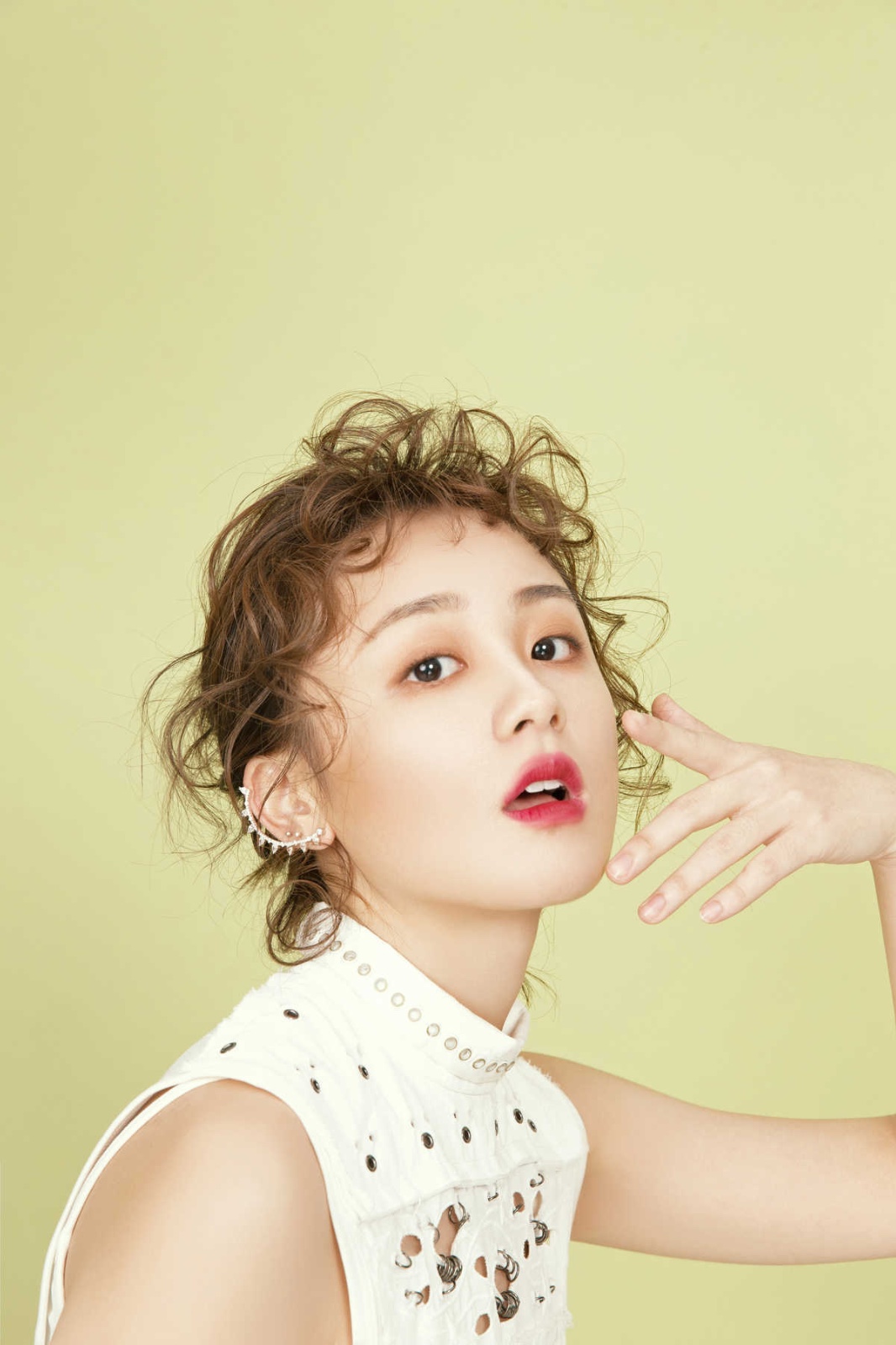 林千鹿灵动卷发写真曝光,精致时髦吸睛十足