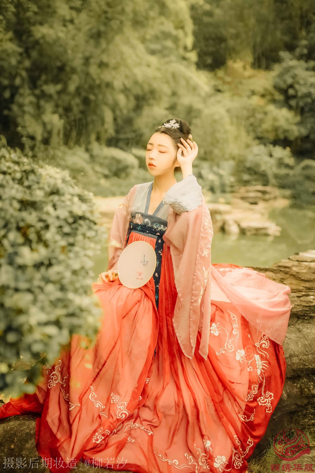 汉服写真第30期《静女》团扇 齐胸汉服女子在池塘边等待