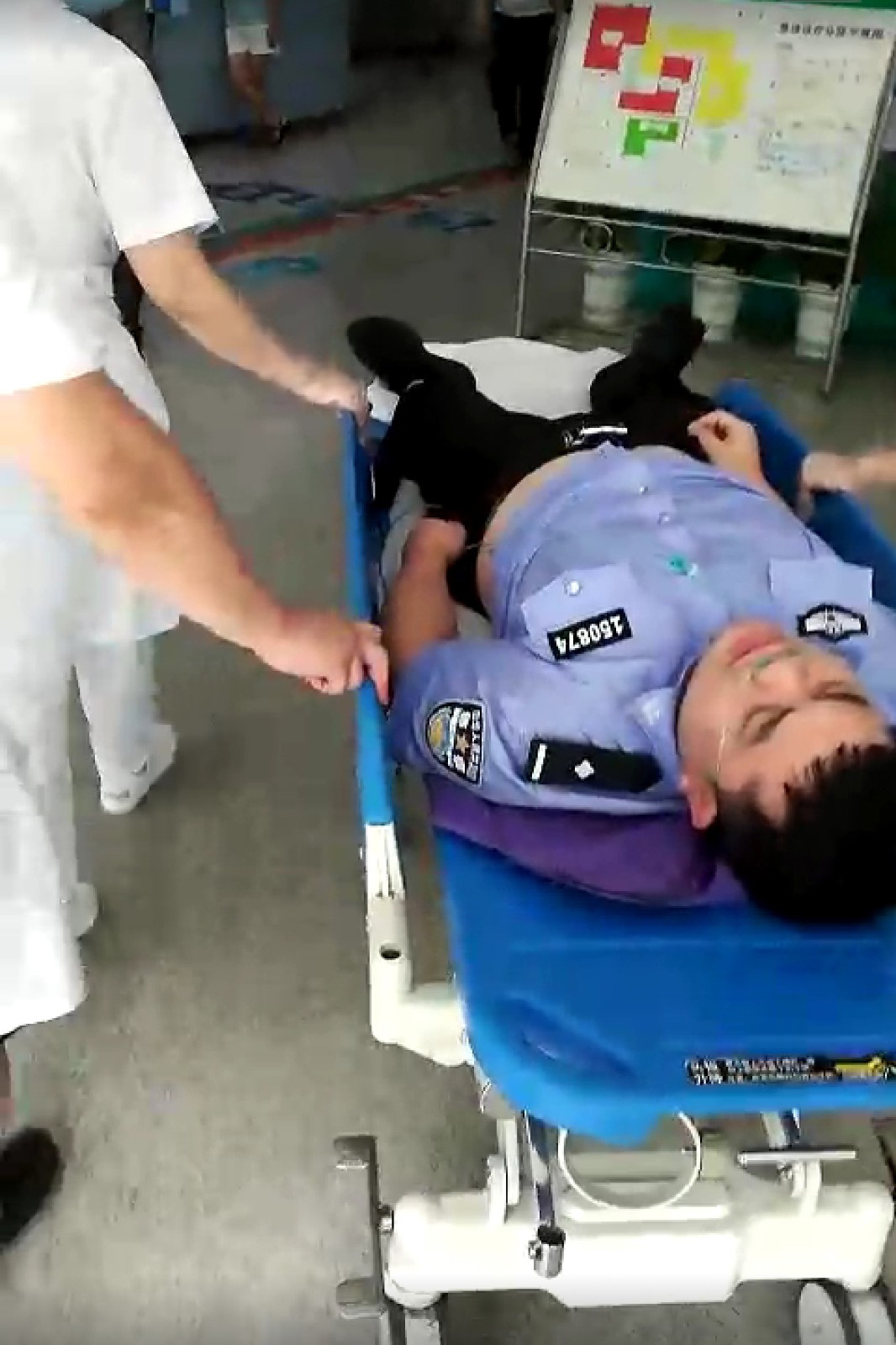 感动!警察带病坚守工作岗位 累晕时不忘喊着"我的枪"