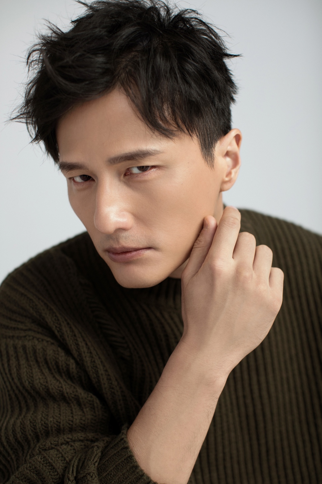 尹子维最新写真曝光 自由随性尽显儒雅气质