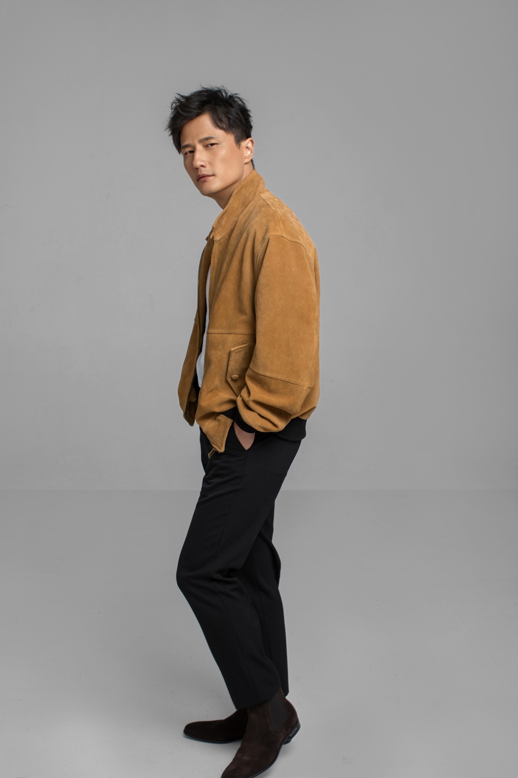 尹子维最新写真曝光 自由随性尽显儒雅气质