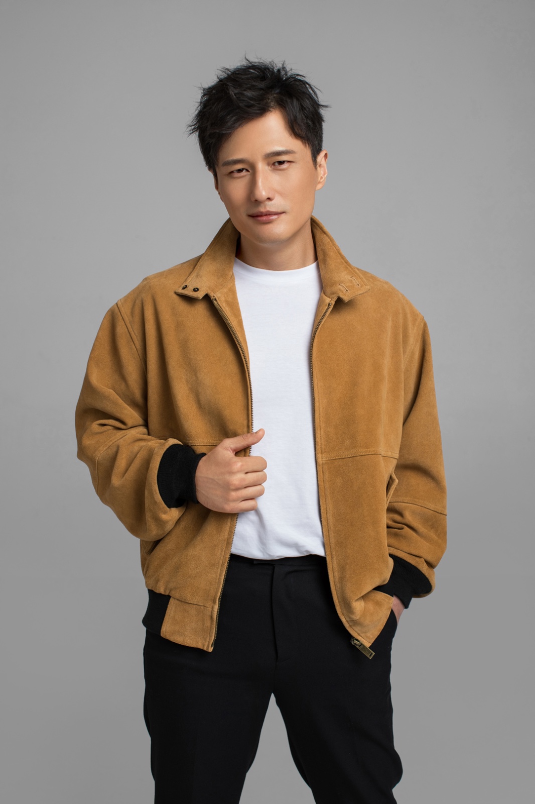 尹子维最新写真曝光 自由随性尽显儒雅气质