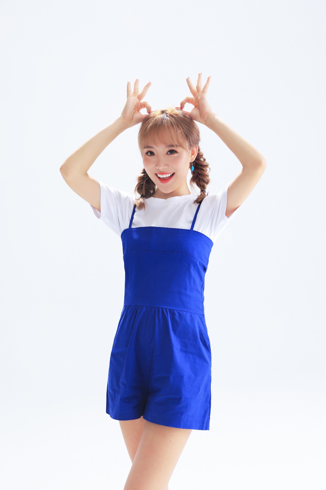 孟朕霆,林哲宇,子馨等九位酷狗直播歌手和"短酷人气歌手"朱婧佳合