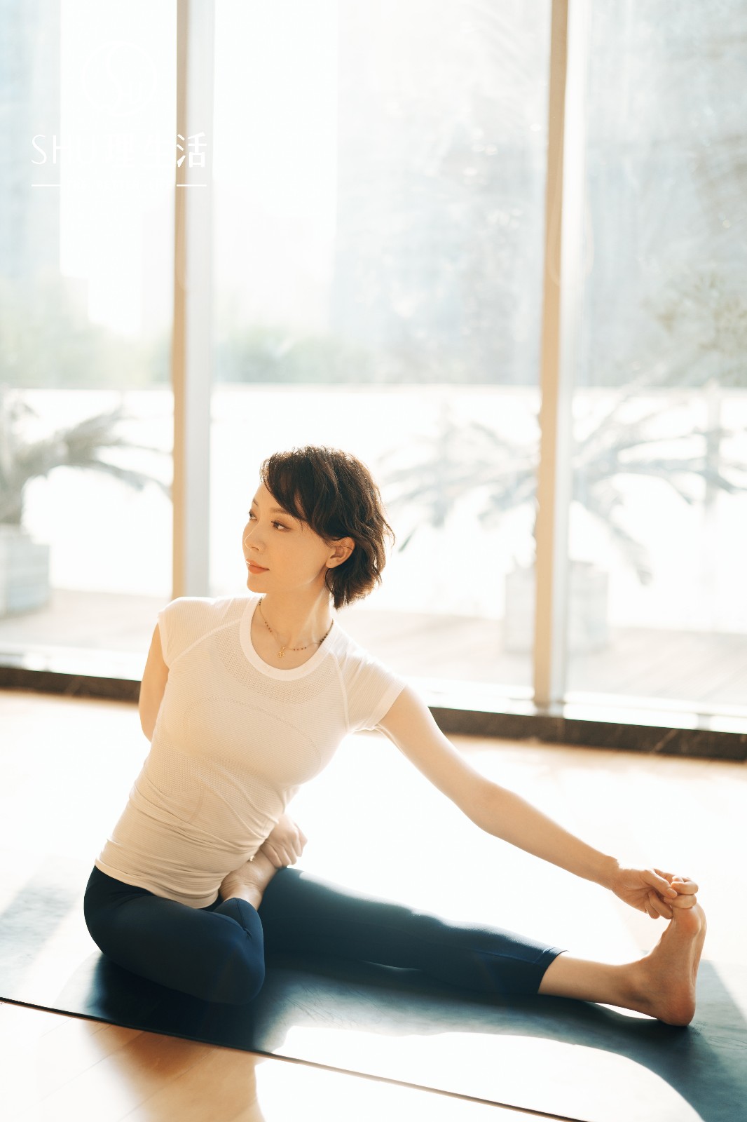 陈数晒瑜伽图展现超强柔韧性诠释优雅自律美