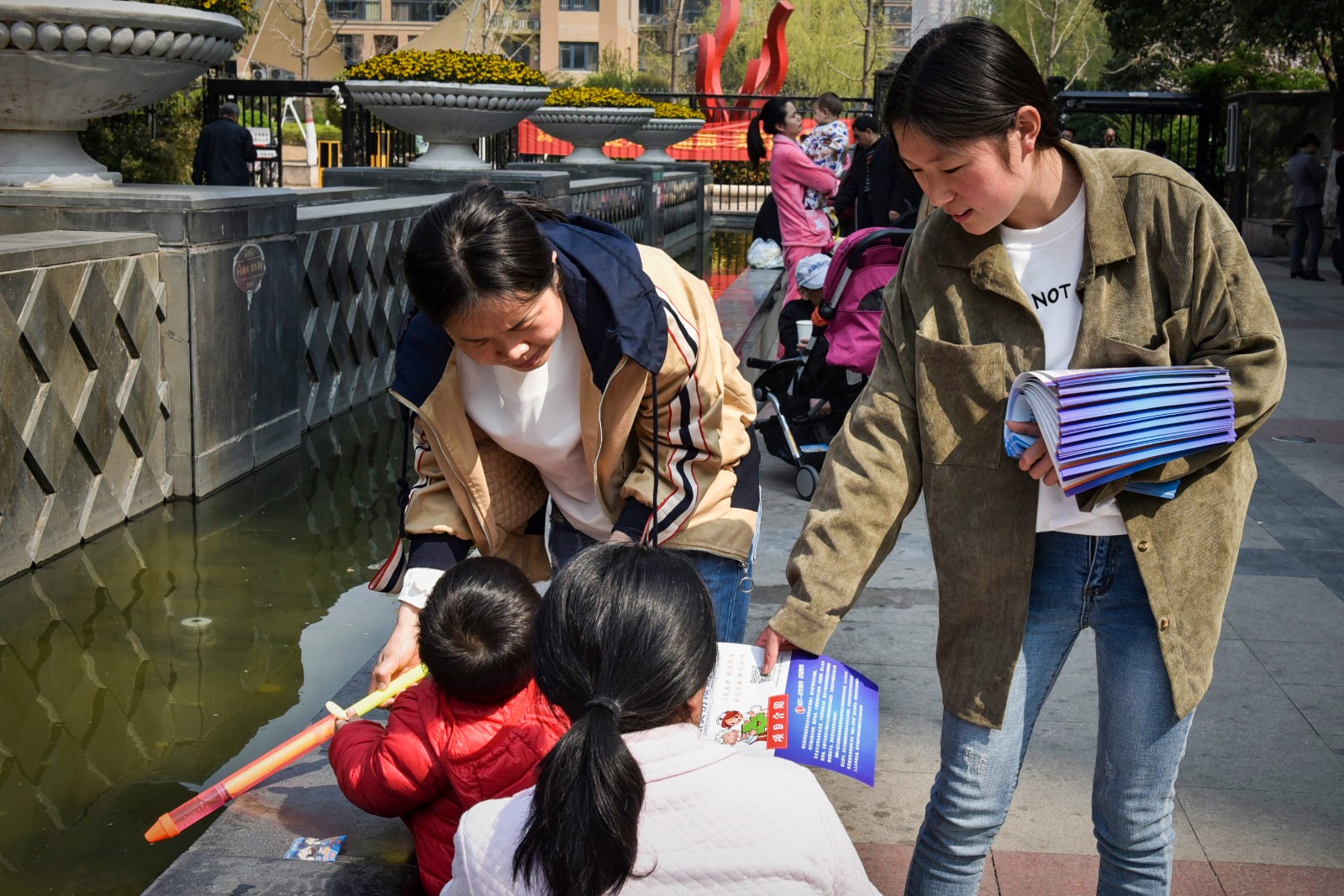 19岁女大学生街头发传单,饿了啃烧饼,背后原因感人