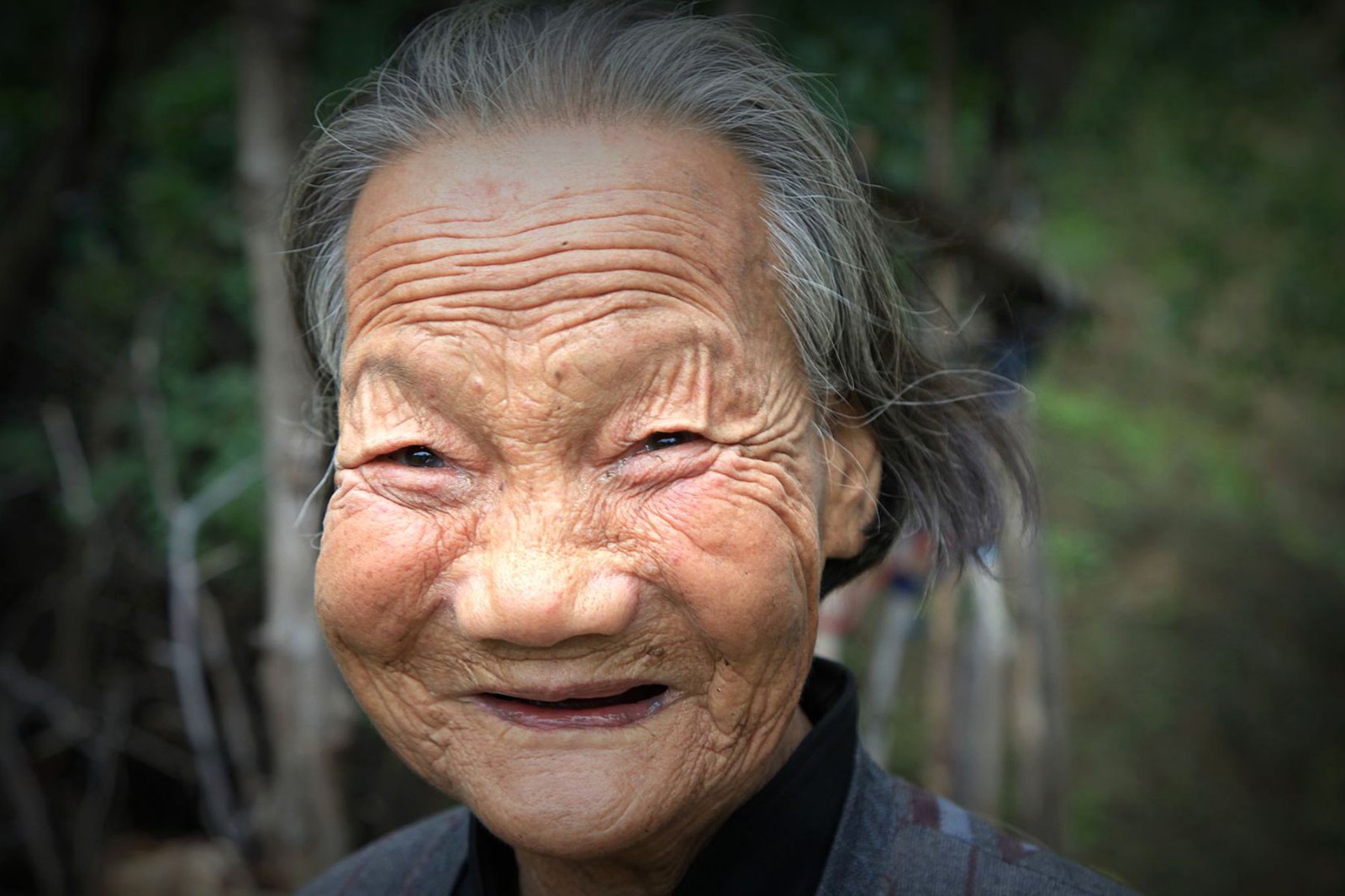 吃了30年野蜂蛹的95岁农村老奶奶今年没有野蜂蛹看她身体怎么样