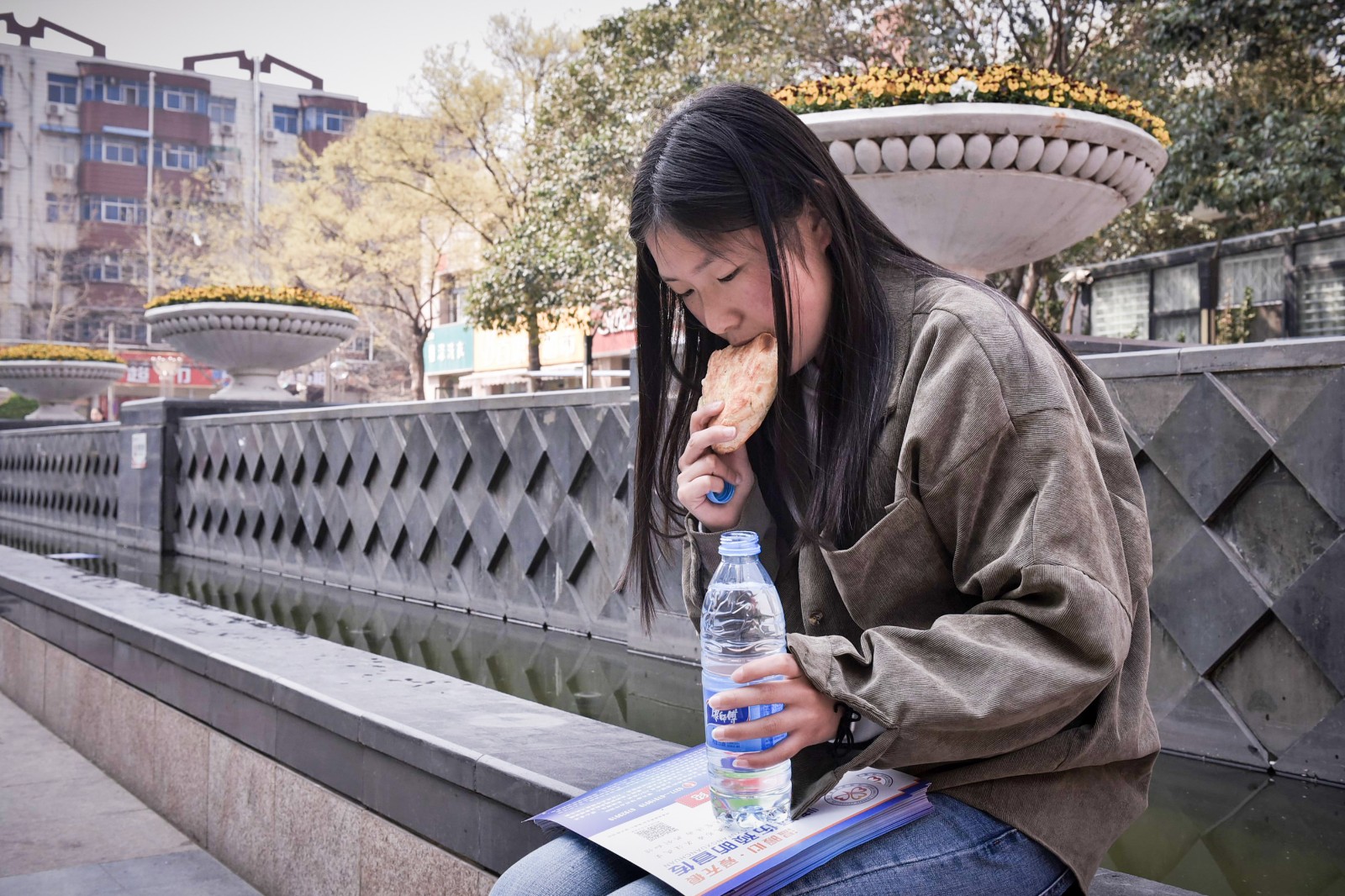 19岁女大学生街头发传单,饿了啃烧饼,背后原因感人