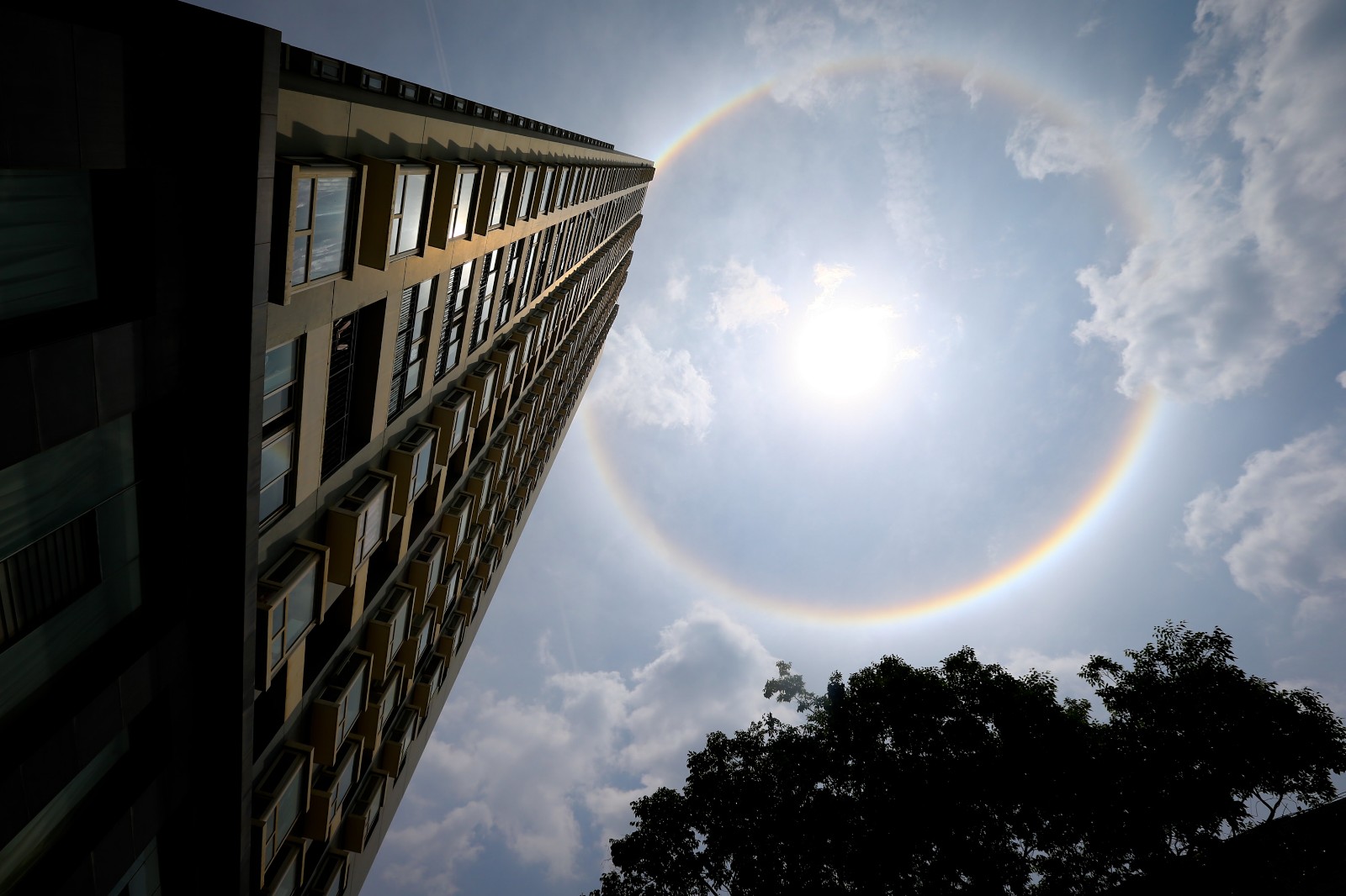 昆明中午时分现绚丽日晕美图刷爆朋友圈
