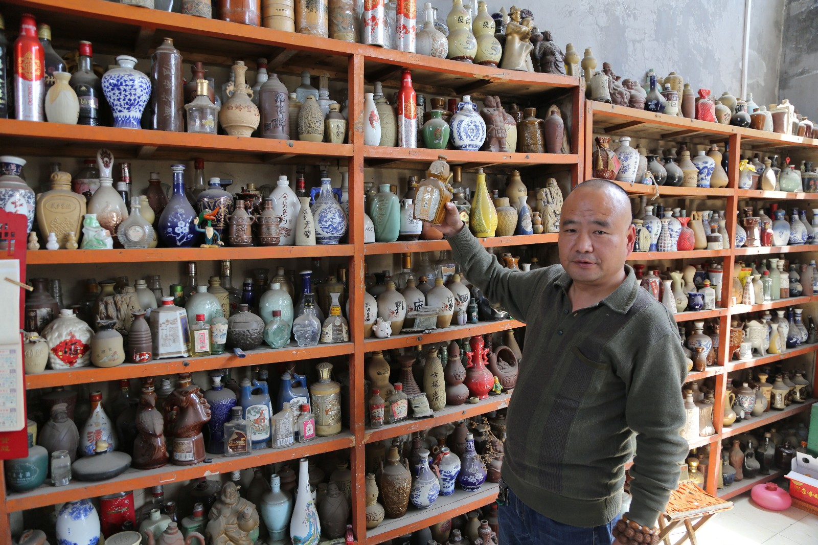 牛人厨师开饭店十三年收藏了一万多只酒瓶子 有只空酒瓶值三百元