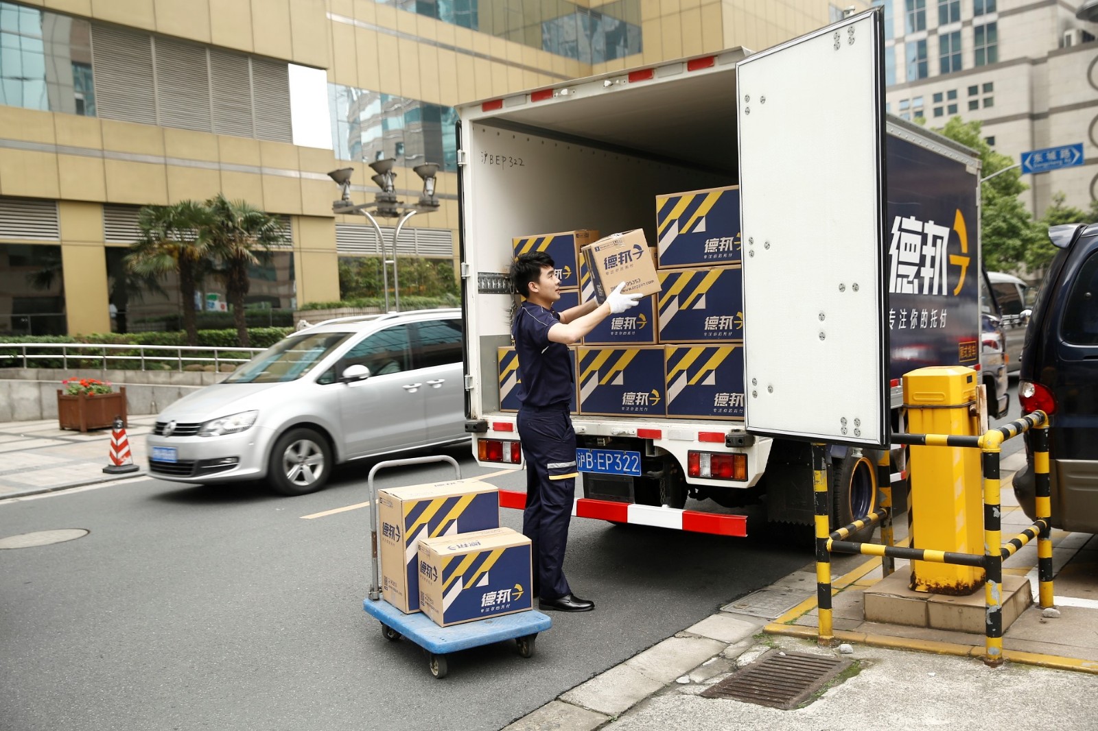 德邦股份:快递江湖崛起的"另类王者"