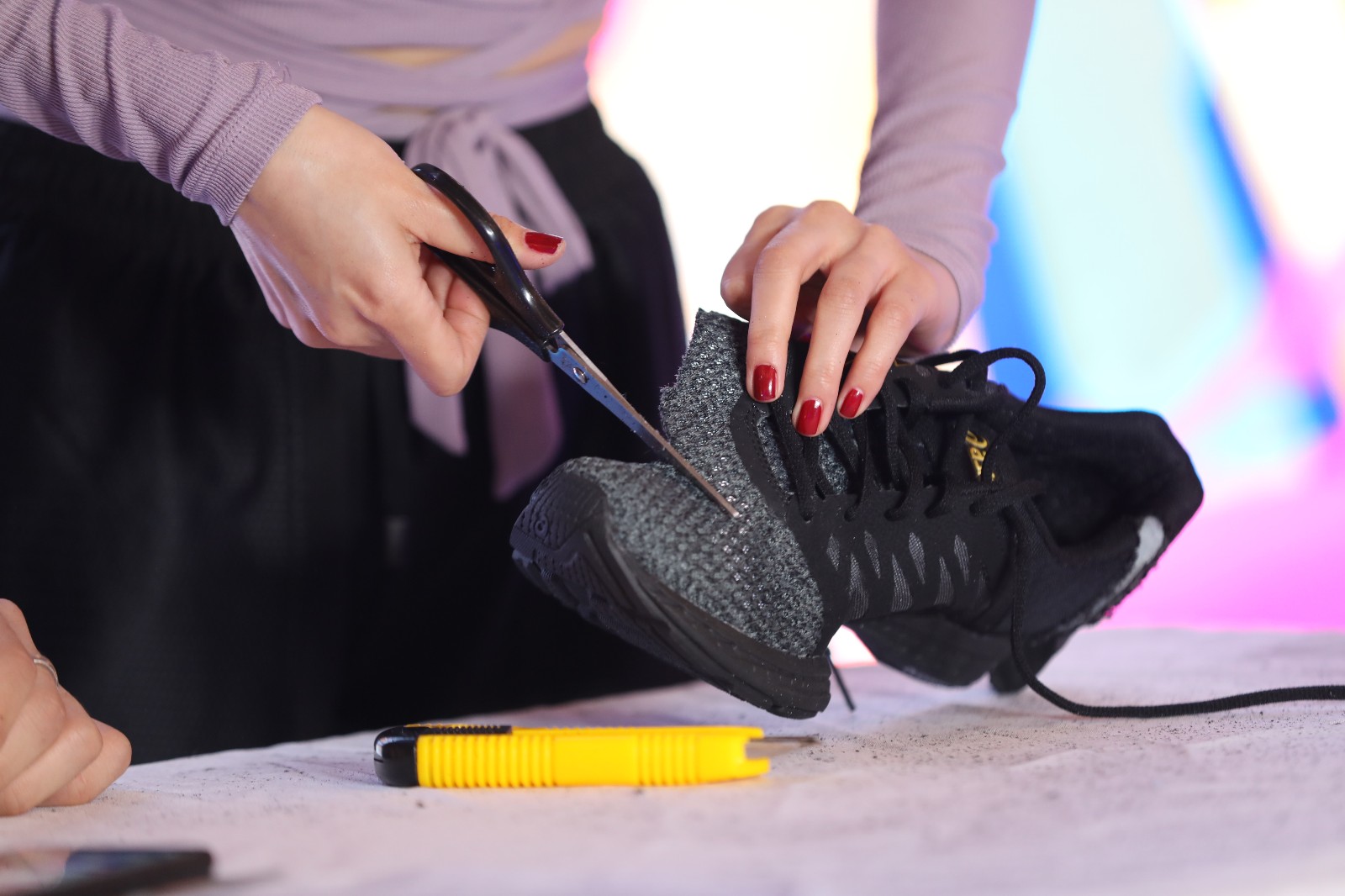 电锯拆鞋看材料 猫咪测评看缘分 实拍淘宝亲测节测评跑鞋!