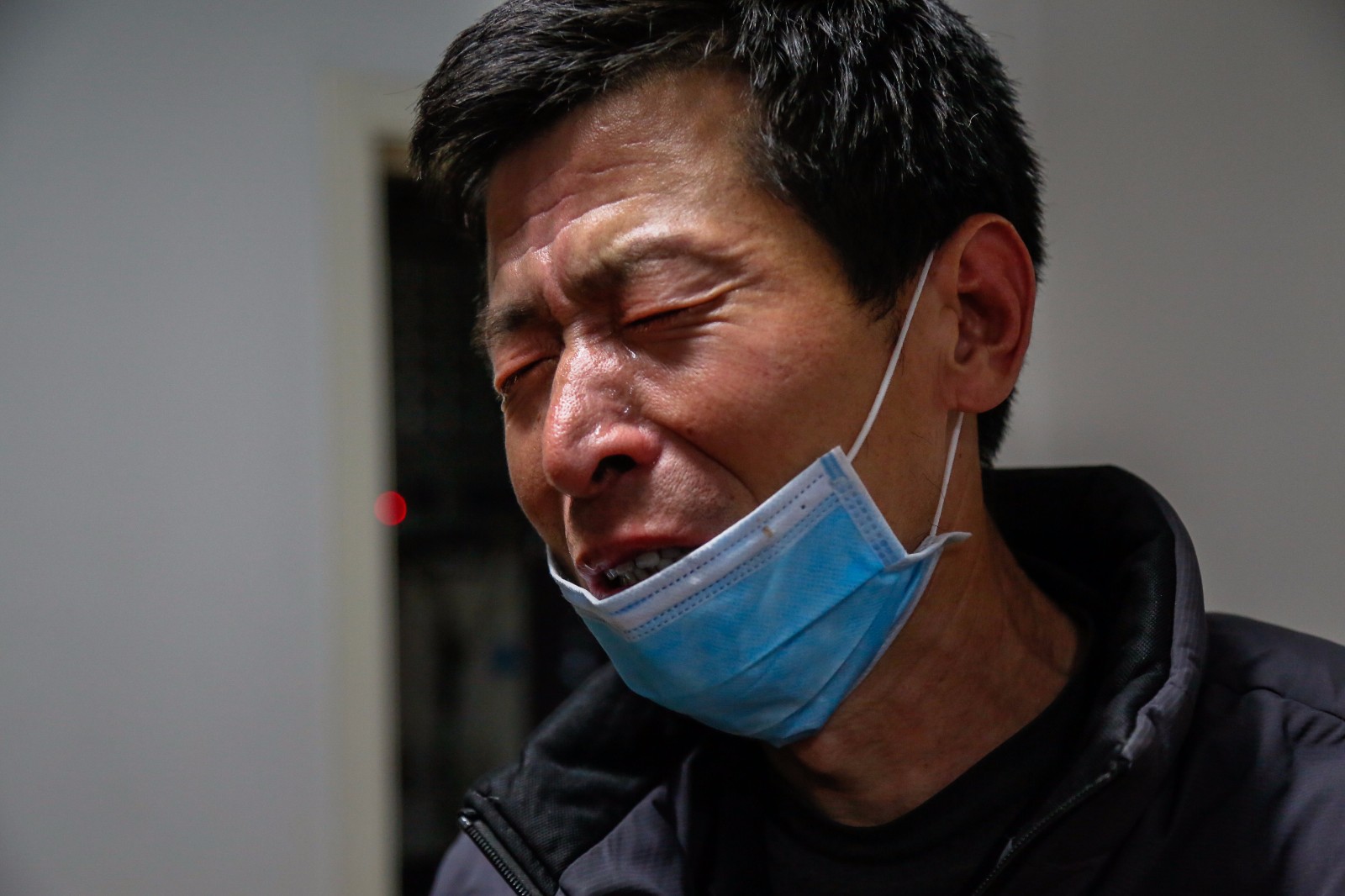 大病父亲哭着跪求医生不治自己救白血病女儿蜗居破屋捡烂菜叶