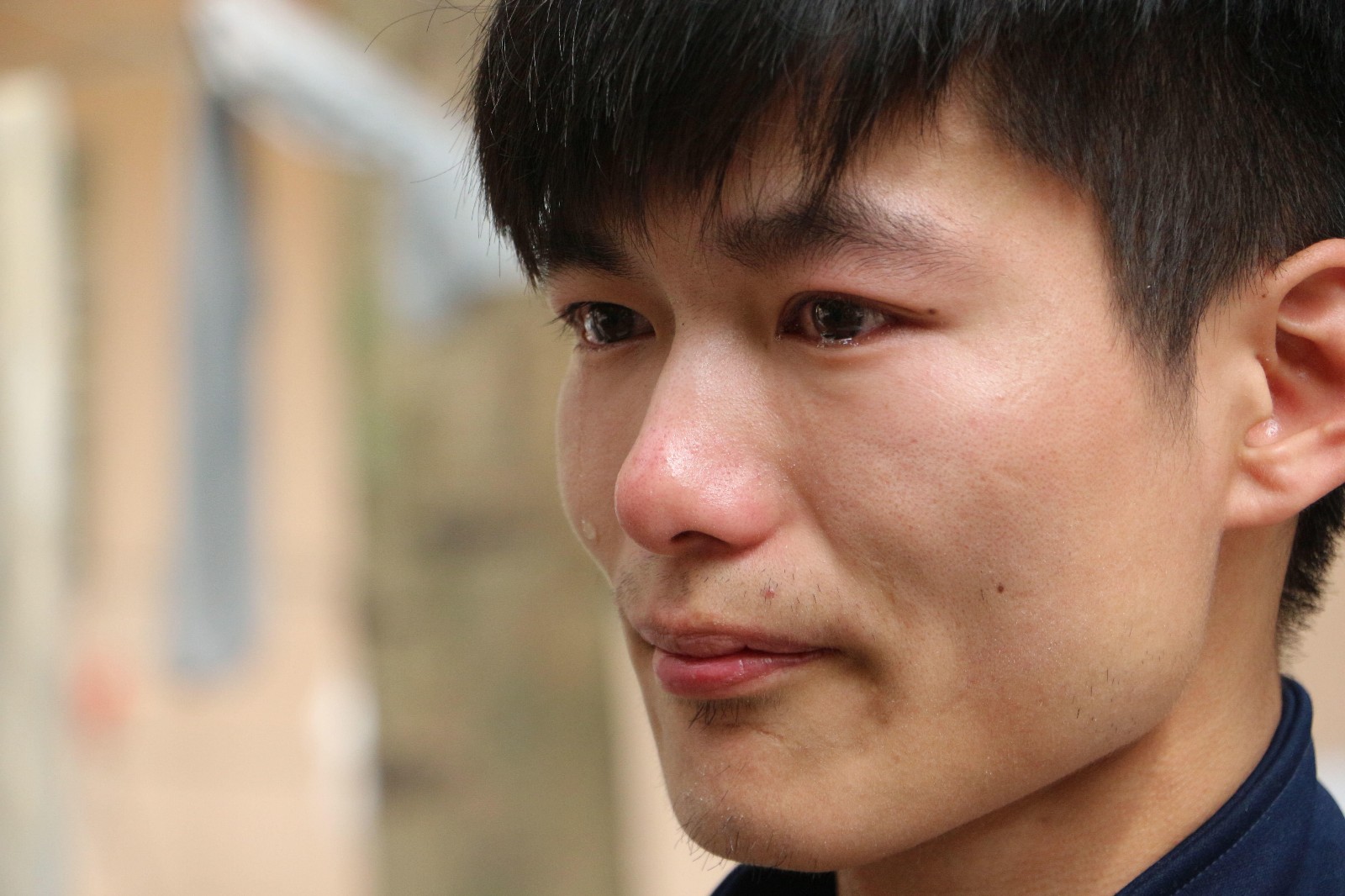 22岁男孩哭了时隔17年妈妈终于又认识我了