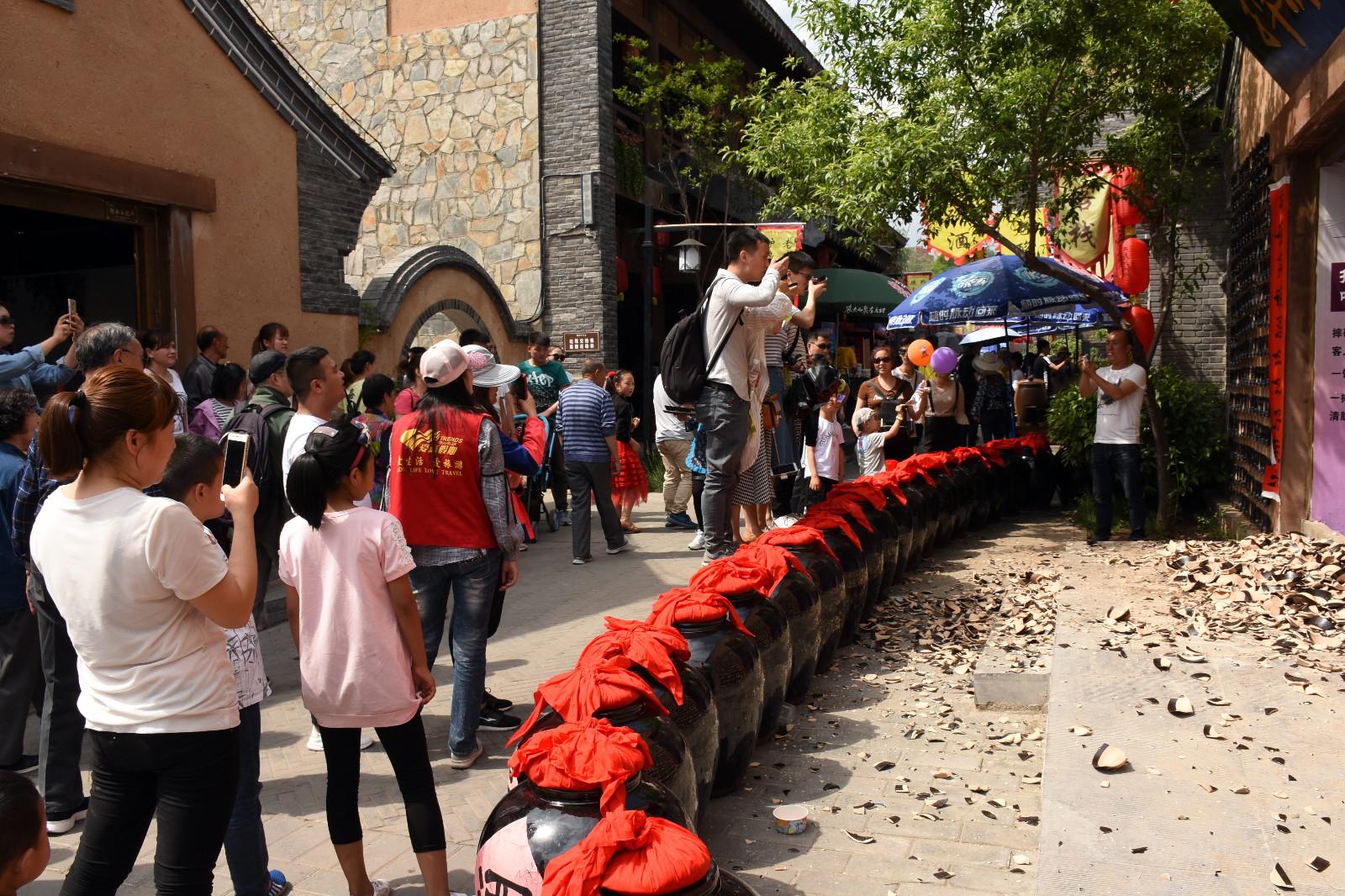 古镇模仿网红“摔碗酒” 500米内摆起两家|网红_新浪新闻