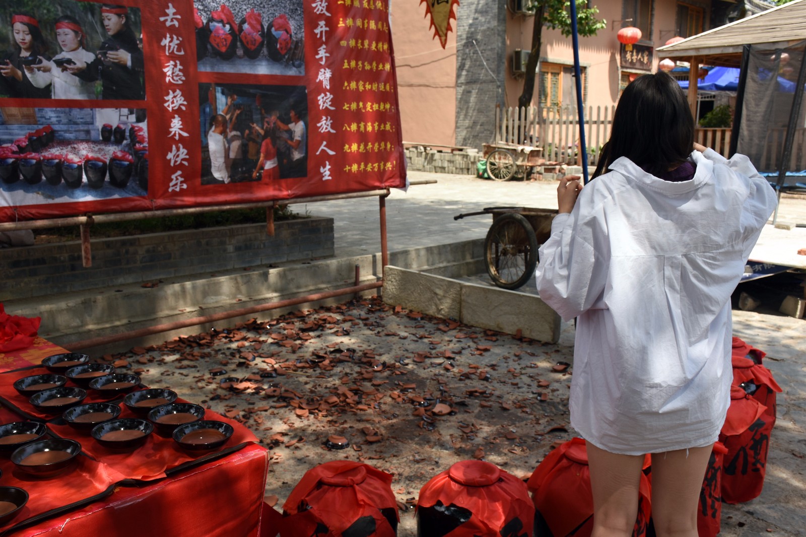 古镇模仿网红“摔碗酒” 500米内摆起两家|网红_新浪新闻