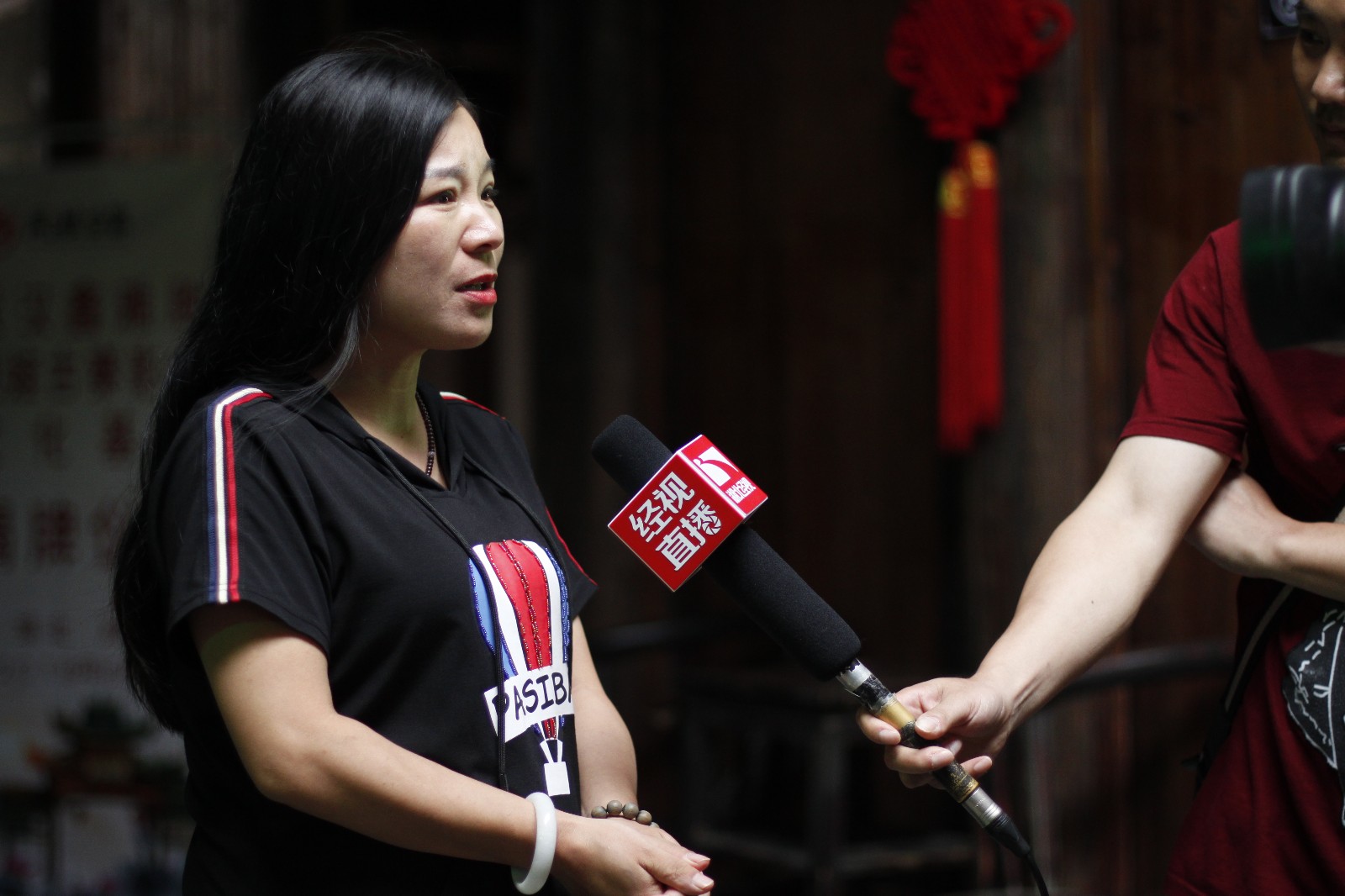 影视小镇火了 拾荒大王余红梅成为亿万富豪故事搬上荧幕