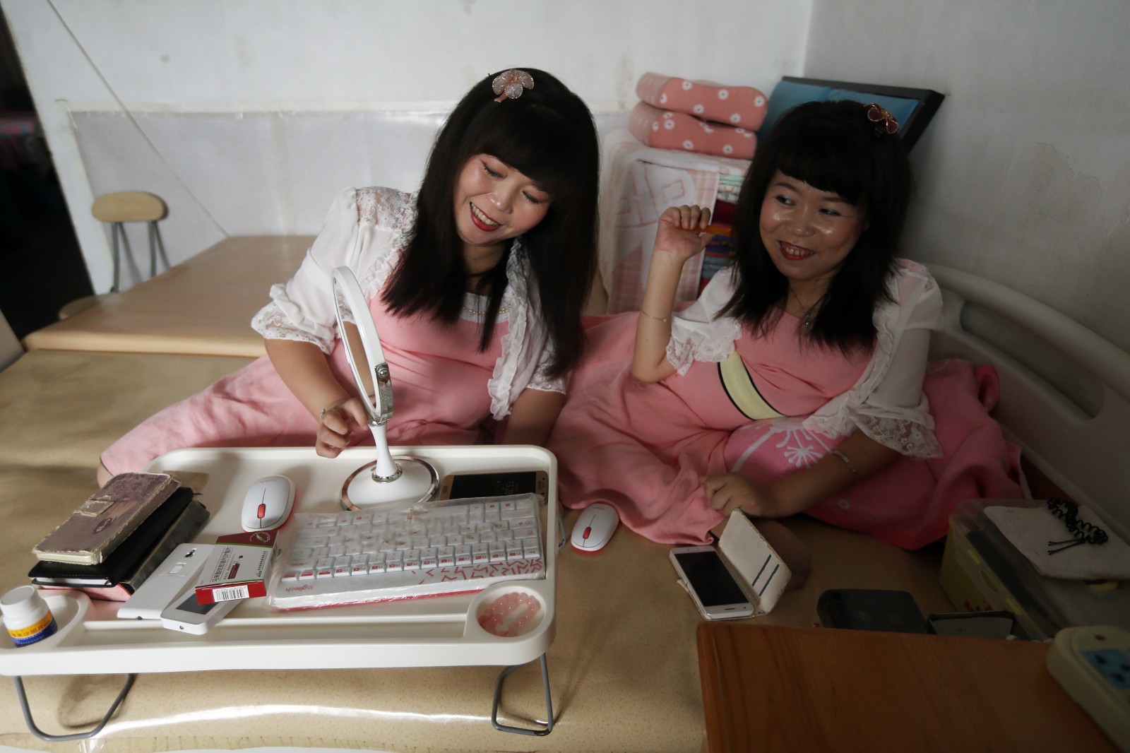 春曼,心曼是一对来自黑龙江的姐妹花,姐姐春曼44岁,妹妹心曼42岁,她们