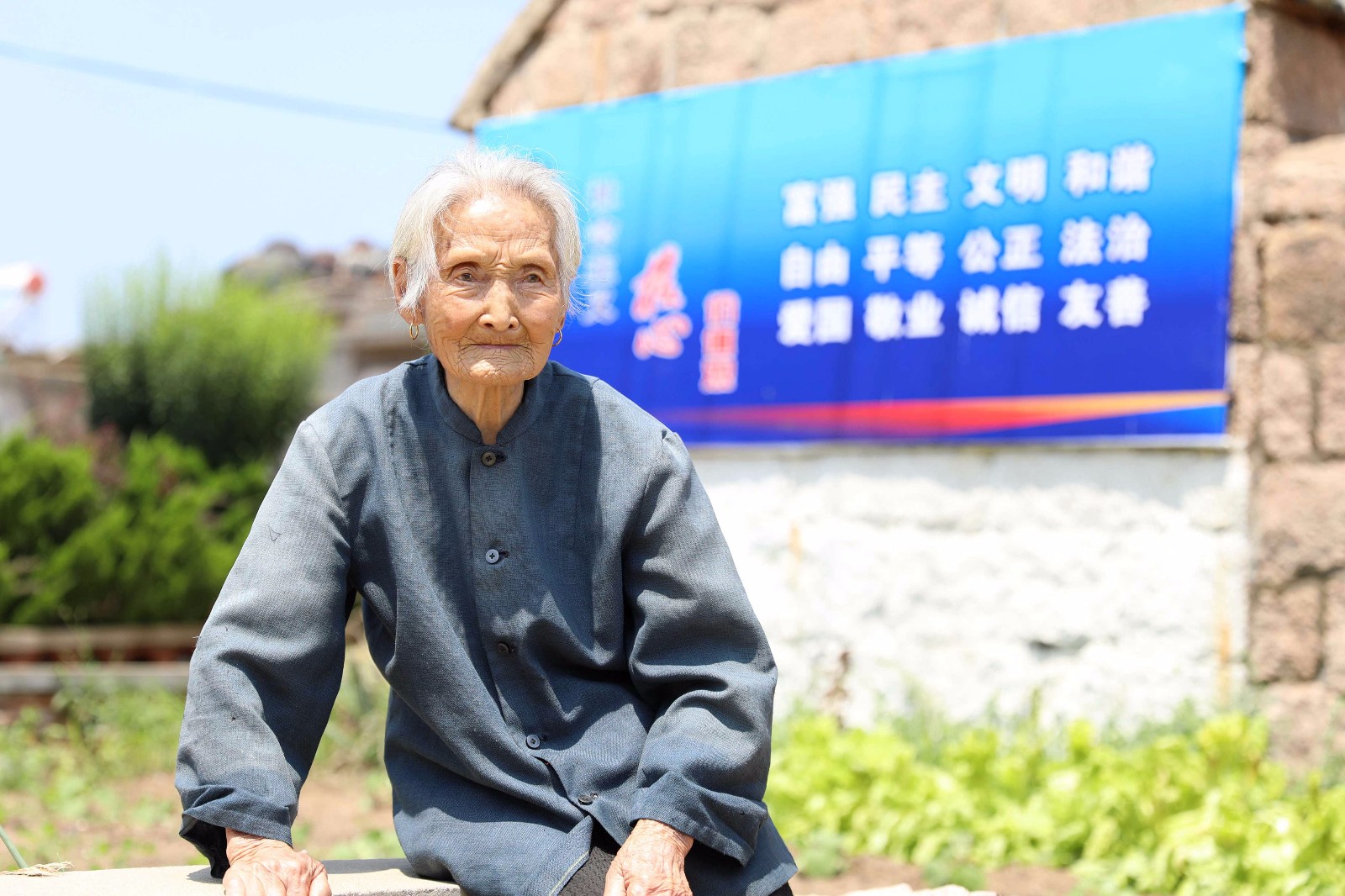 如今给老人做一套假牙价格