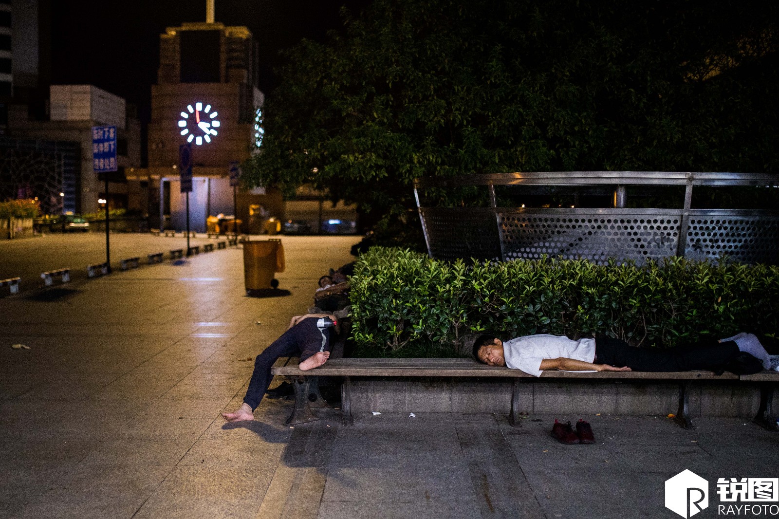 探访凌晨三点的火车站:大批人席地而睡,有人用饮料瓶当枕头|锐图|火车