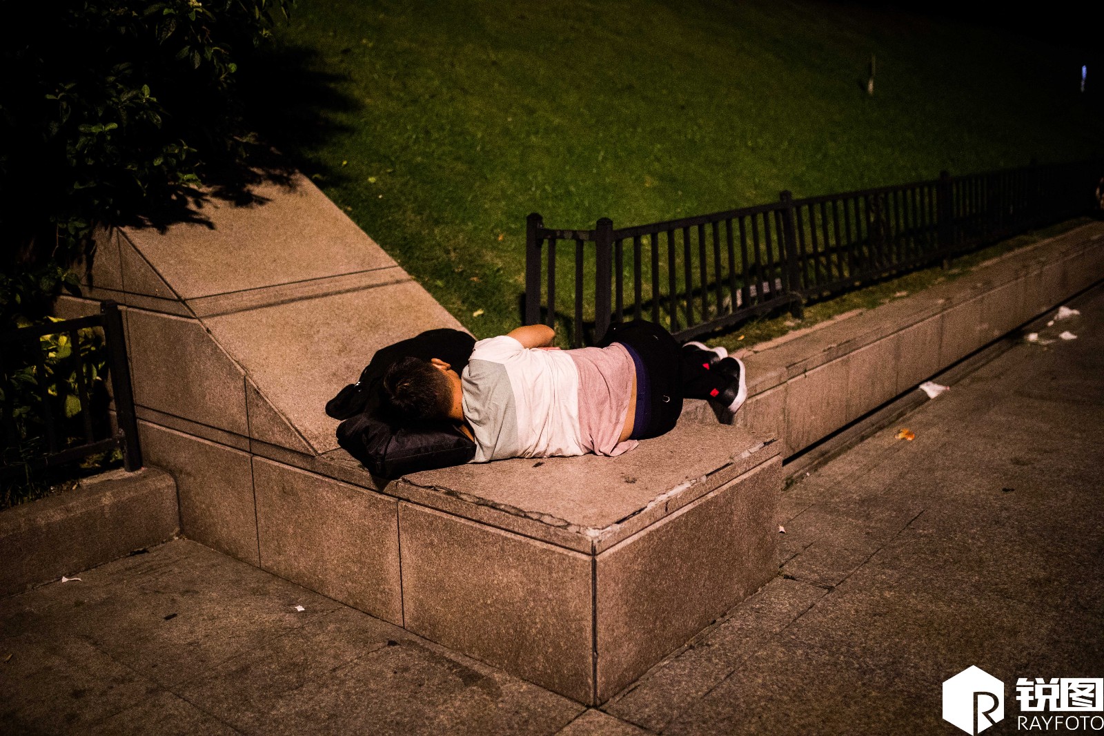 探访凌晨三点的火车站:大批人席地而睡,有人用饮料瓶当枕头|锐图|火车