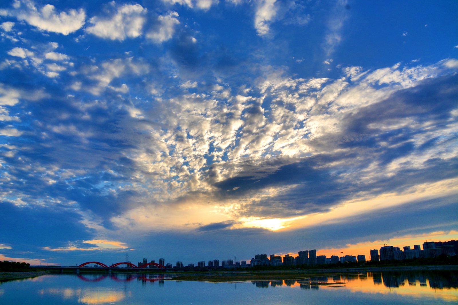 慈悲喜舍,已经化作漫天的云霞,那么温润,拍于通辽市辽河公园