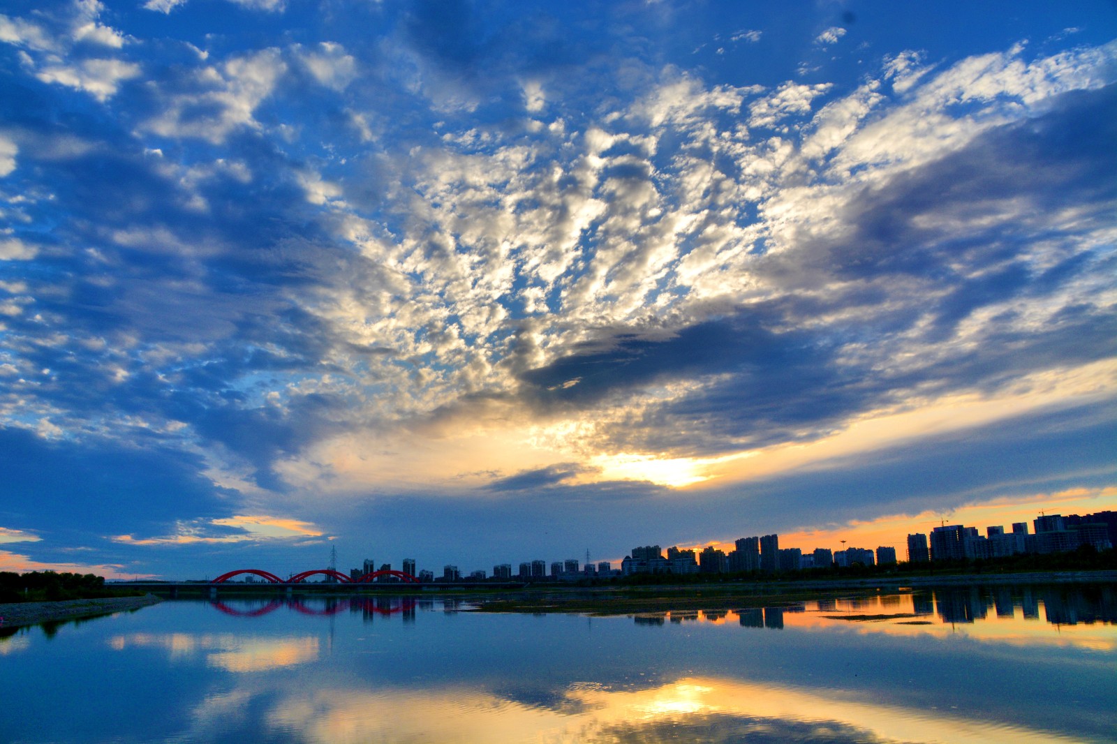 慈悲喜舍,已经化作漫天的云霞,那么温润,拍于通辽市辽河公园