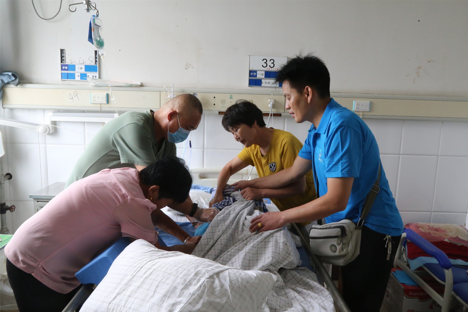 男护工给患病老人按摩累到手发软 称是为弥补孝心