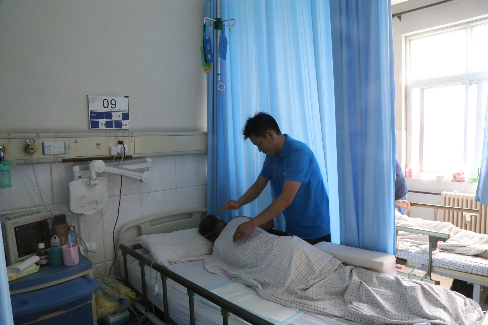 男护工给患病老人按摩累到手发软 称是为弥补孝心