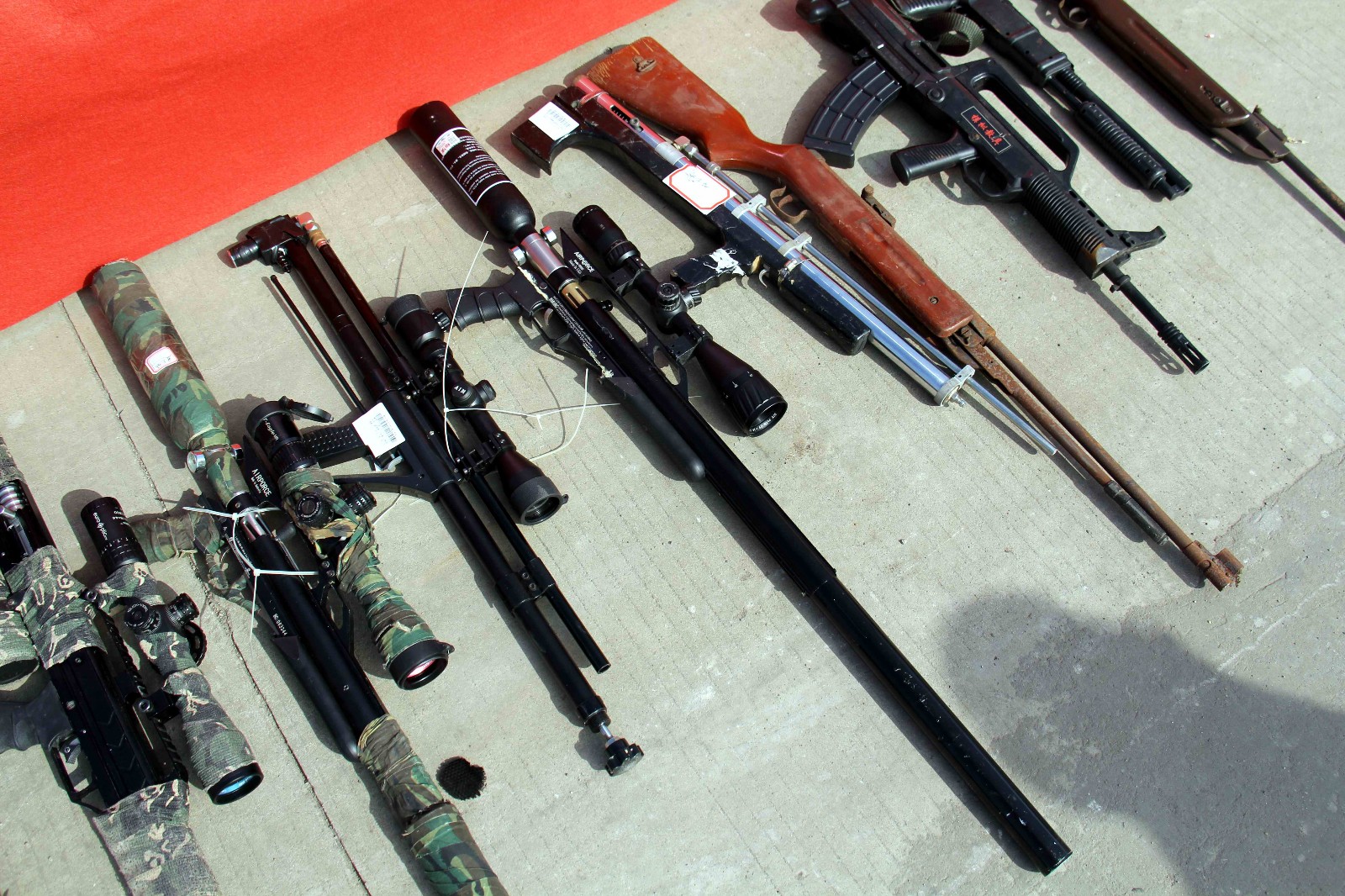 安徽芜湖:警方集中销毁非法民用枪支,仿真枪和管制刀具