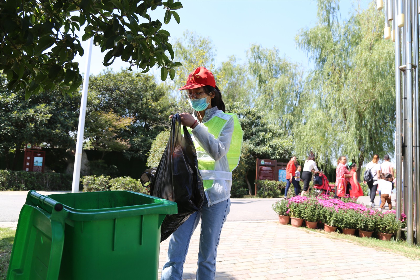 女大学生景区捡垃圾1分钟弯腰5次称希望游客文明旅游
