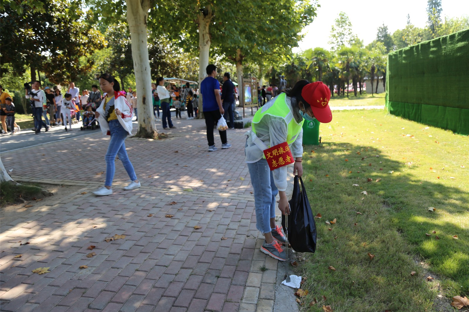 女大学生景区捡垃圾1分钟弯腰5次称希望游客文明旅游