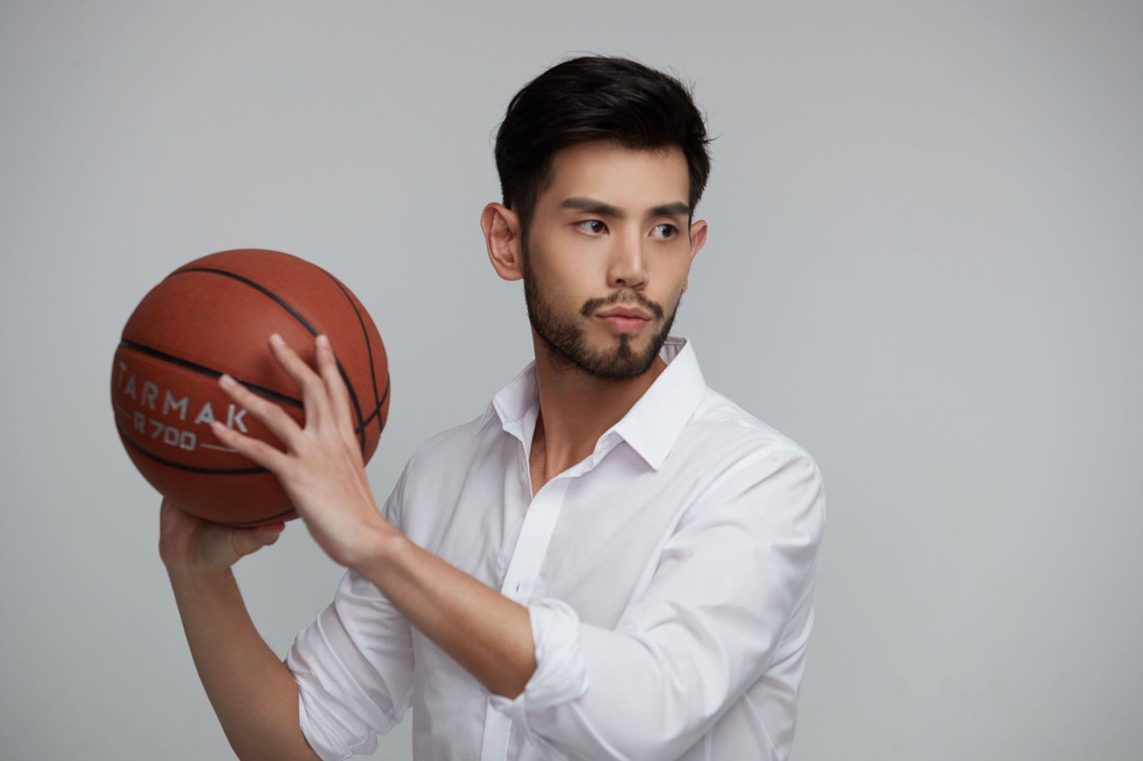 任思齐拍男友力max运动大片 实力演绎最具杀伤力"狼人"