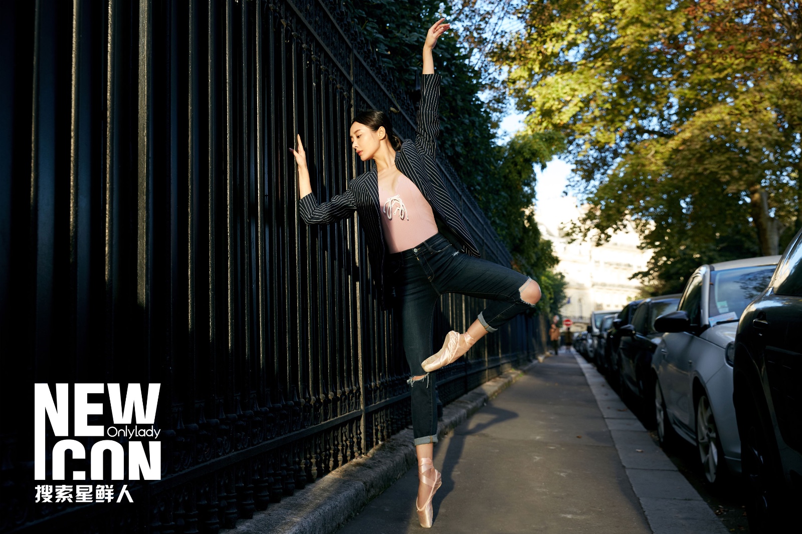 李纯曝早秋芭蕾街拍 率性灵动旋转巴黎街头